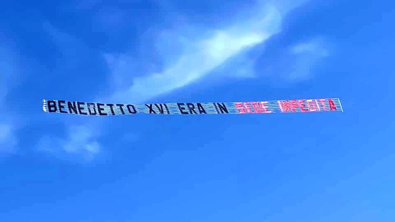 striscione papa